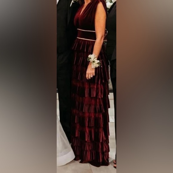 Gorgeous Bronx and Banco burgandy gown/dress. Mother of the bride/formal - Picture 9 of 10